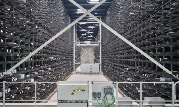 Automatisiertes Wabenlager als Herz der Produktion